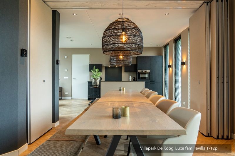 Slaapkamer met tweepersoonsbed in Luxe familievilla 12p, De Koog, Texel op de Waddeneilanden.