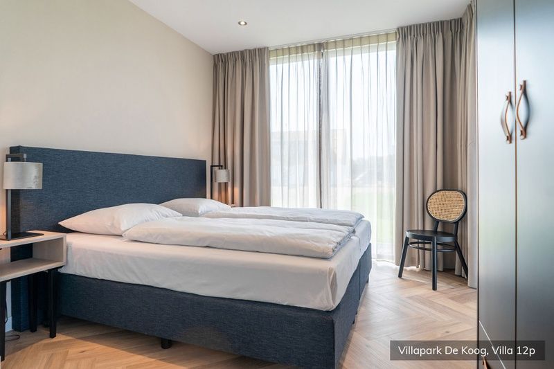 Luxe familievilla 12p, De Koog, Texel met rieten dak en uitzicht op vijver.