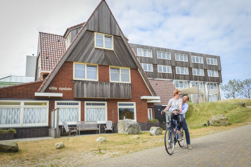 Buitenkant van Grand Hotel Opduin - Vakantiewoning C in De Koog, Texel. Ideale vakantiewoning op de Waddeneilanden voor een ontspannen verblijf.