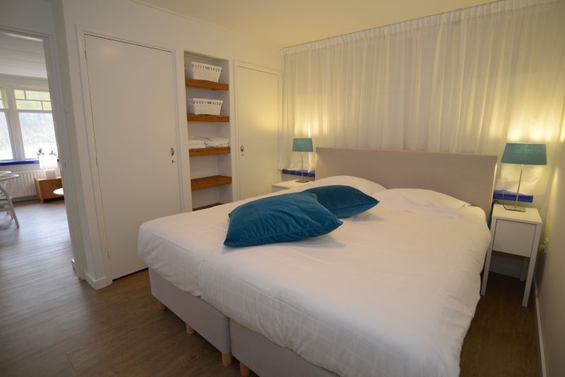 Slaapkamer met tweepersoonsbed in Grand Hotel Opduin - Vakantiewoning C, De Koog, Texel. Comfortabel vakantiehuis op de Waddeneilanden.