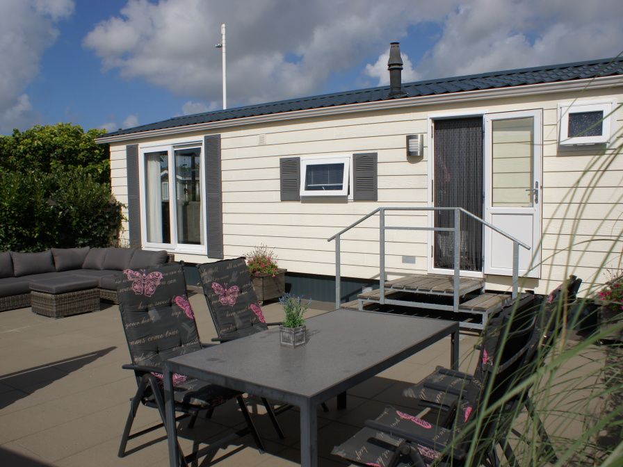 Chaletpark Bregkoog - Chalet Bregkoog 138 'Sinne' in De Koog, Texel met zonnig terras en comfortabele zitplek.