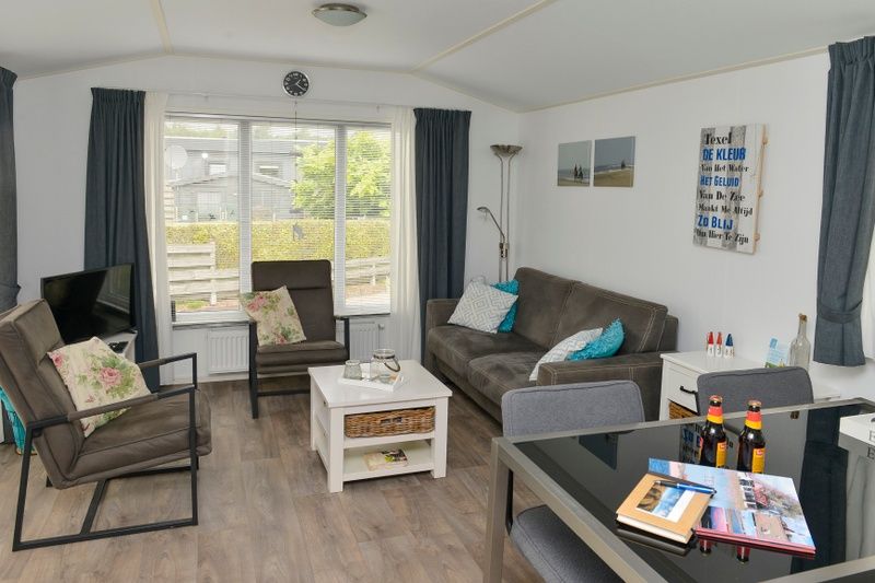 Gezellige woonkamer in Chalet Bregkoog 138 'Sinne', De Koog, Texel met comfortabele meubels en decor.