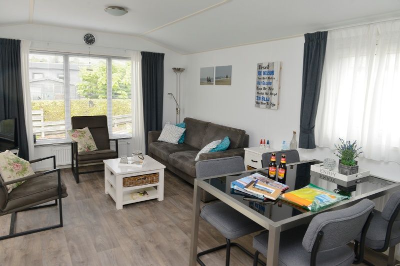 Binnenruimte van Chalet Bregkoog 138 'Sinne', De Koog, Texel met eet- en zithoek voor ontspanning.