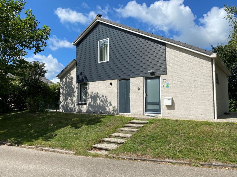 Stappeland - De Groene Boei, vakantiehuis in De Koog, Texel, met moderne architectuur omringd door groen.