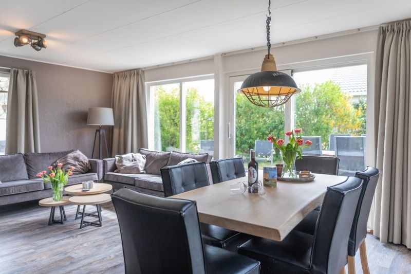 Eetkamer in Stappeland - De Groene Boei, vakantiehuis in De Koog, Texel, met grote tafel en veel lichtinval.