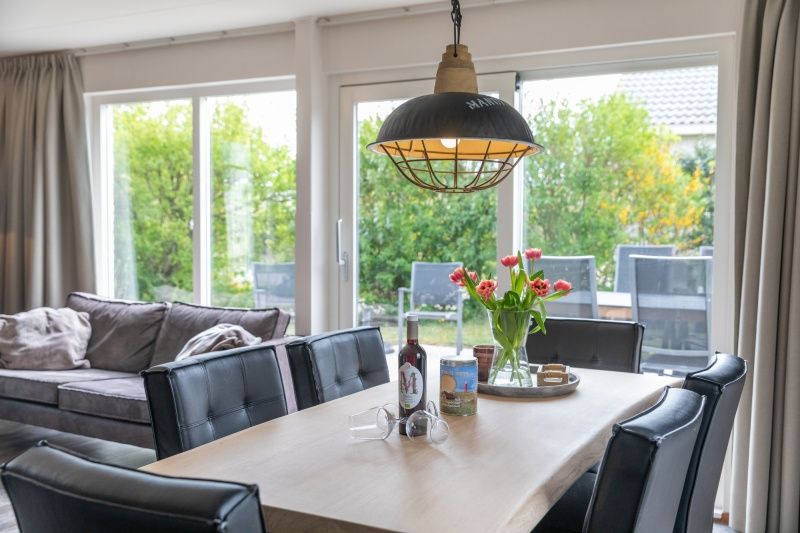 Moderne eetruimte in Stappeland - De Groene Boei, vakantiehuis op Texel, met uitzicht op de tuin.