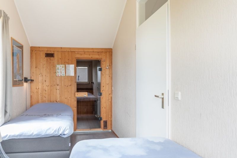 Slaapkamer met sauna in Stappeland - De Groene Boei, vakantiehuis op Texel, voor ultieme ontspanning.