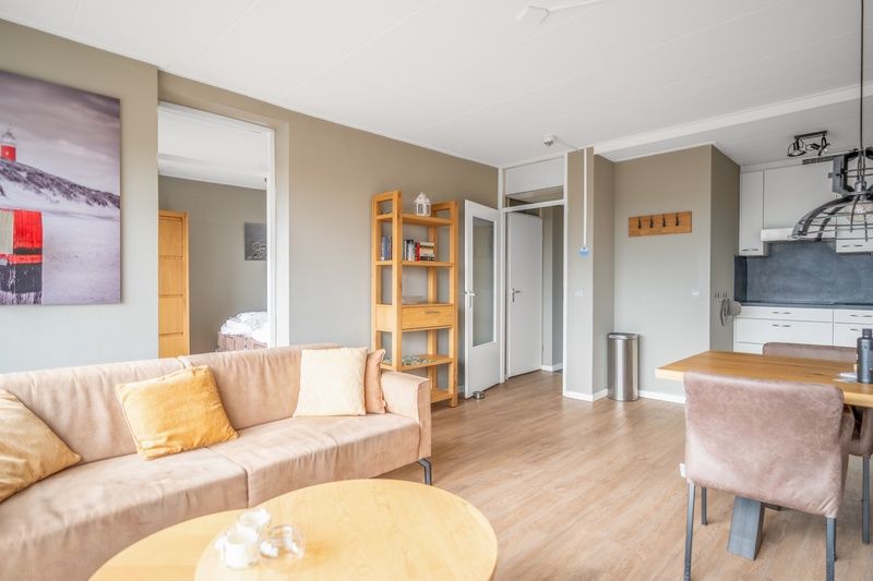 Helles Wohnzimmer mit Zugang zu den Schlafzimmern in Apartment Juliana 178 Eilandzicht, De Koog, Texel. Ferienhaus auf den Watteninseln.