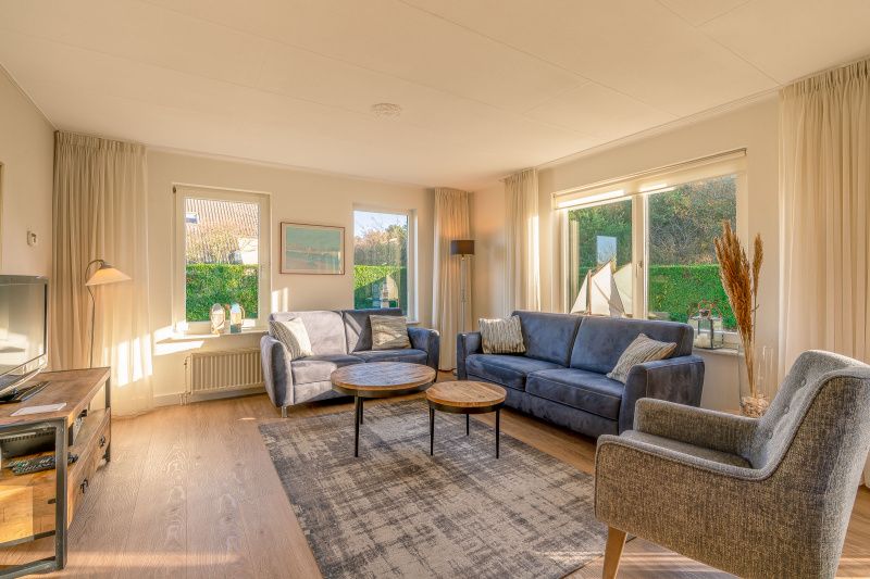 Gezellige woonkamer van Vakantiehuis Kamperfoelie 89 in De Koog Texel met comfortabele zitplaatsen en veel lichtinval.