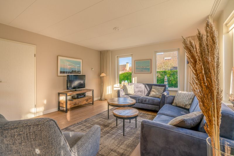 Stijlvolle binnenruimte van Vakantiehuis Kamperfoelie 89 in De Koog Texel met moderne inrichting en uitzicht op de tuin.