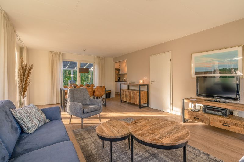 Eet- en leefruimte in Vakantiehuis Kamperfoelie 89 De Koog Texel, ideaal voor familiebijeenkomsten op de Waddeneilanden.