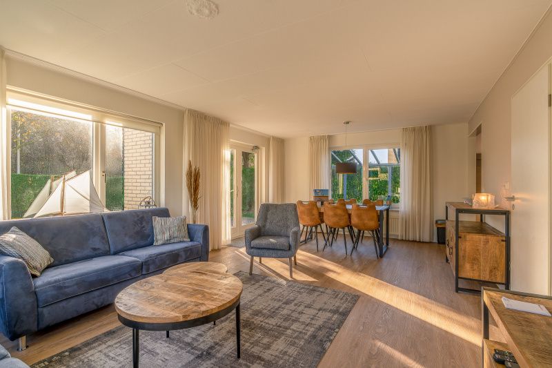 Vakantiehuis Kamperfoelie 89 in De Koog Texel met open woonkamer en eetgedeelte, perfect voor ontspanning en gezelligheid.