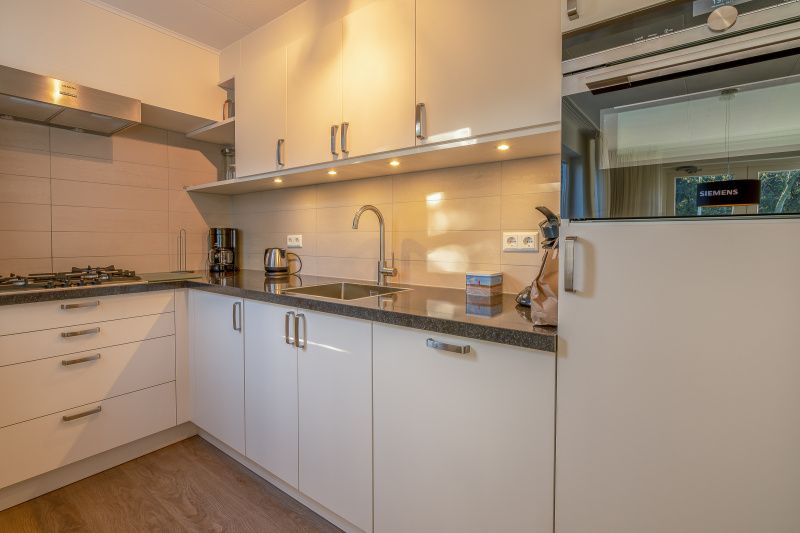Moderne keuken in Vakantiehuis Kamperfoelie 89 De Koog Texel met alle benodigde voorzieningen voor een comfortabel verblijf.