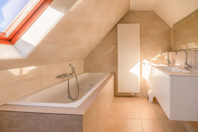 Luxe badkamer in Vakantiehuis Kamperfoelie 89 De Koog Texel met ligbad en moderne voorzieningen voor ultieme ontspanning.