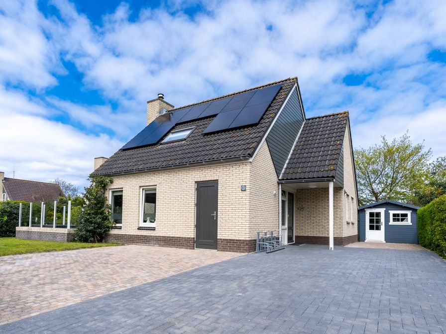 Aussenansicht des Ferienhauses Honeysuckle 87 in De Koog, Texel mit modernem Aussehen und sonniger Umgebung.