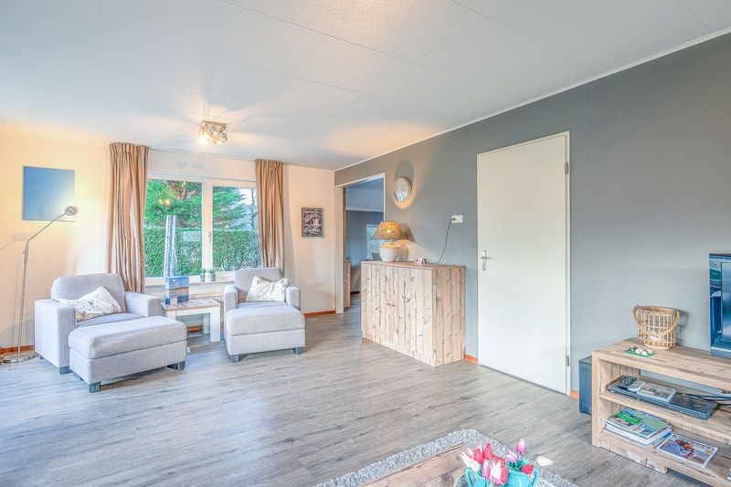 Heller und einladender Wohnraum im Ferienhaus Honeysuckle 87, De Koog, Texel mit modernen Moebeln.