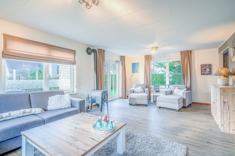 Offener Wohnbereich im Ferienhaus Honeysuckle 87, De Koog, Texel mit Gartenblick und gemuetlicher Atmosphaere.