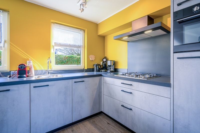 Moderne Kueche im Ferienhaus Honeysuckle 87, De Koog, Texel mit sauberer Verarbeitung und hellen Farben.