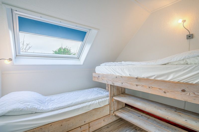 Gemuetliches Kinderzimmer im Ferienhaus Kamperfoelie 87, De Koog, Texel mit Etagenbett und Dachfenster.