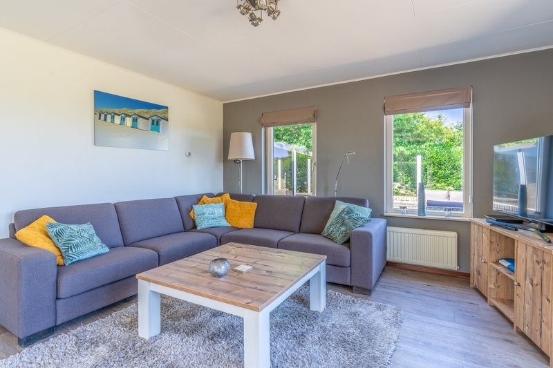 Gezellige woonkamer in Vakantiehuis Kamperfoelie 71, De Koog, Texel, met comfortabele zithoek.