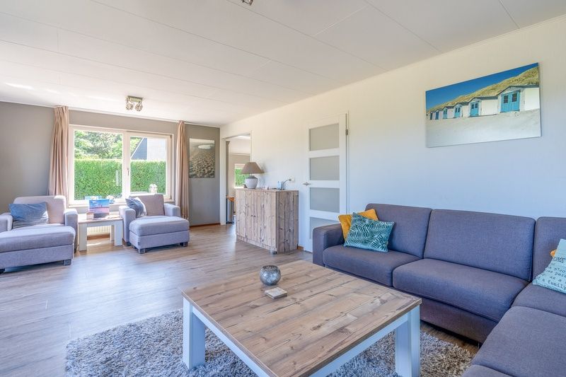 Lichte woonkamer in Vakantiehuis Kamperfoelie 71, Texel, met moderne inrichting.