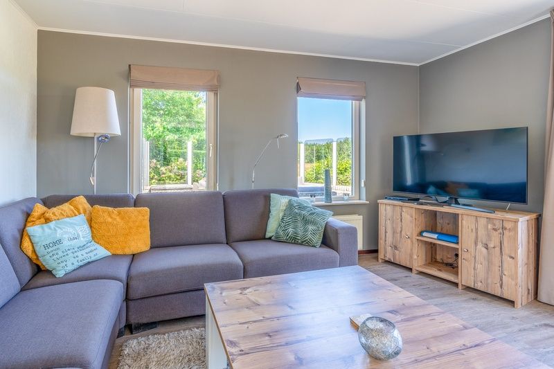 Stijlvolle zithoek met televisie in Vakantiehuis Kamperfoelie 71, De Koog, Texel.