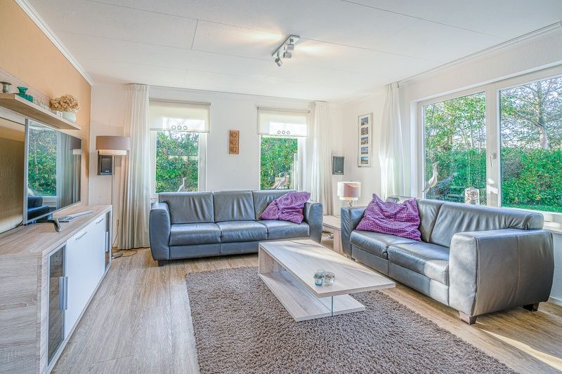 Gemuetliches Wohnzimmer des Ferienhauses Kamperfoelie 59, De Koog, Texel mit moderner Einrichtung und viel Licht.