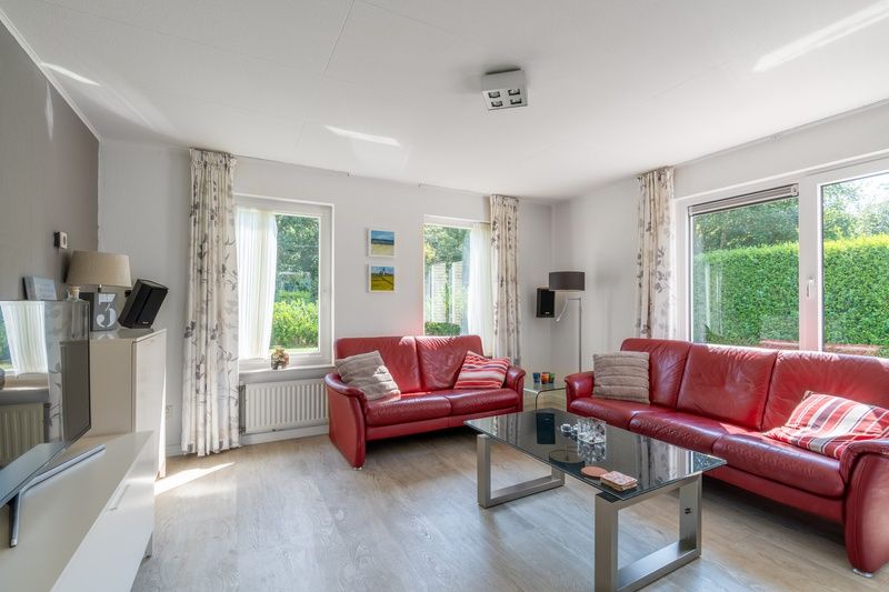 Lichte woonkamer van Vakantiehuis Kamperfoelie 77 in De Koog, Texel