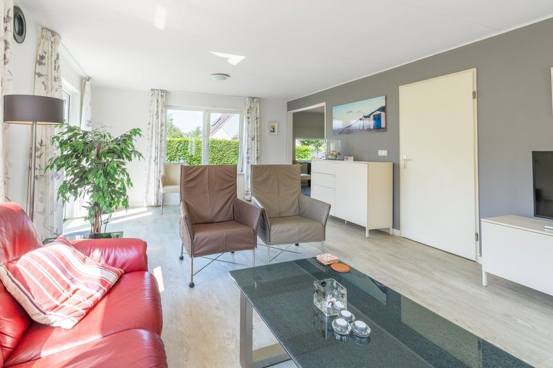 Moderne woonkamer in Vakantiehuis Kamperfoelie 77 op Texel, De Koog
