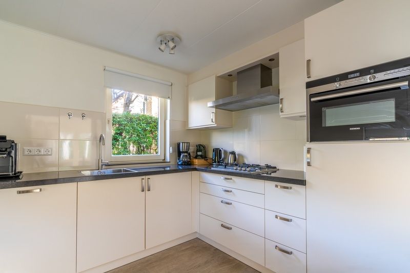 Volledig uitgeruste keuken in Vakantiehuis Kamperfoelie 77, Texel, De Koog