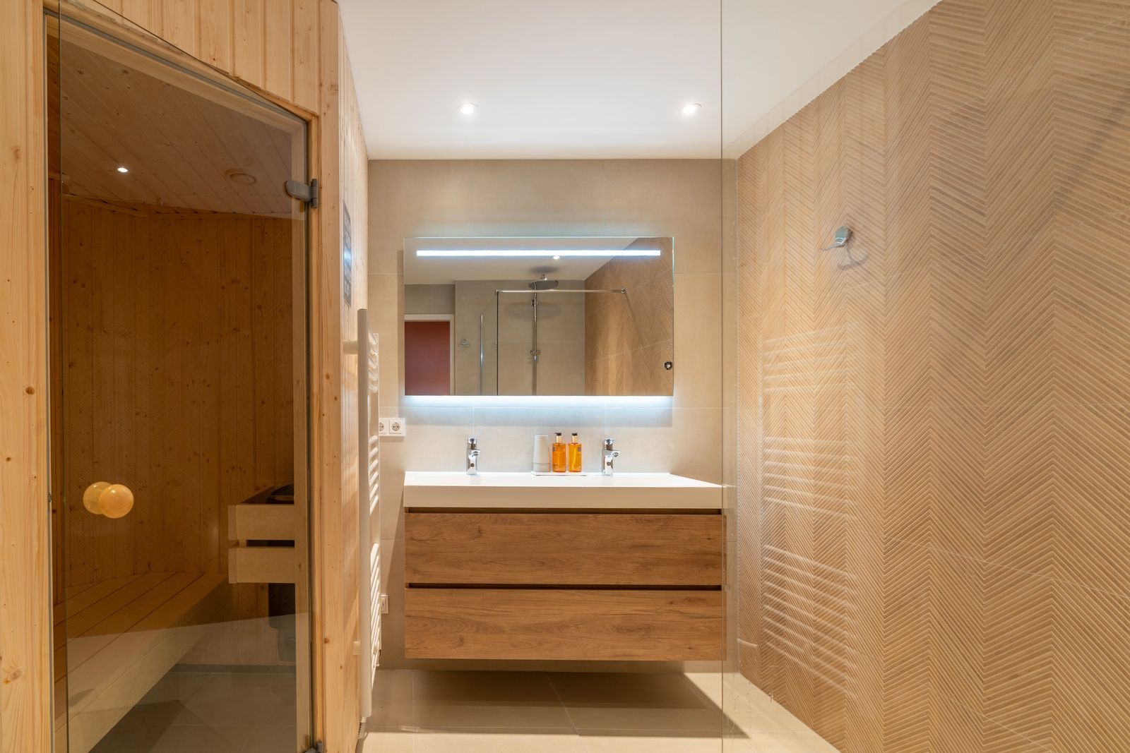 Geraeumiges Schlafzimmer im Appartement Juliana 028 Zeezicht, De Koog, Texel mit bequemen Betten.