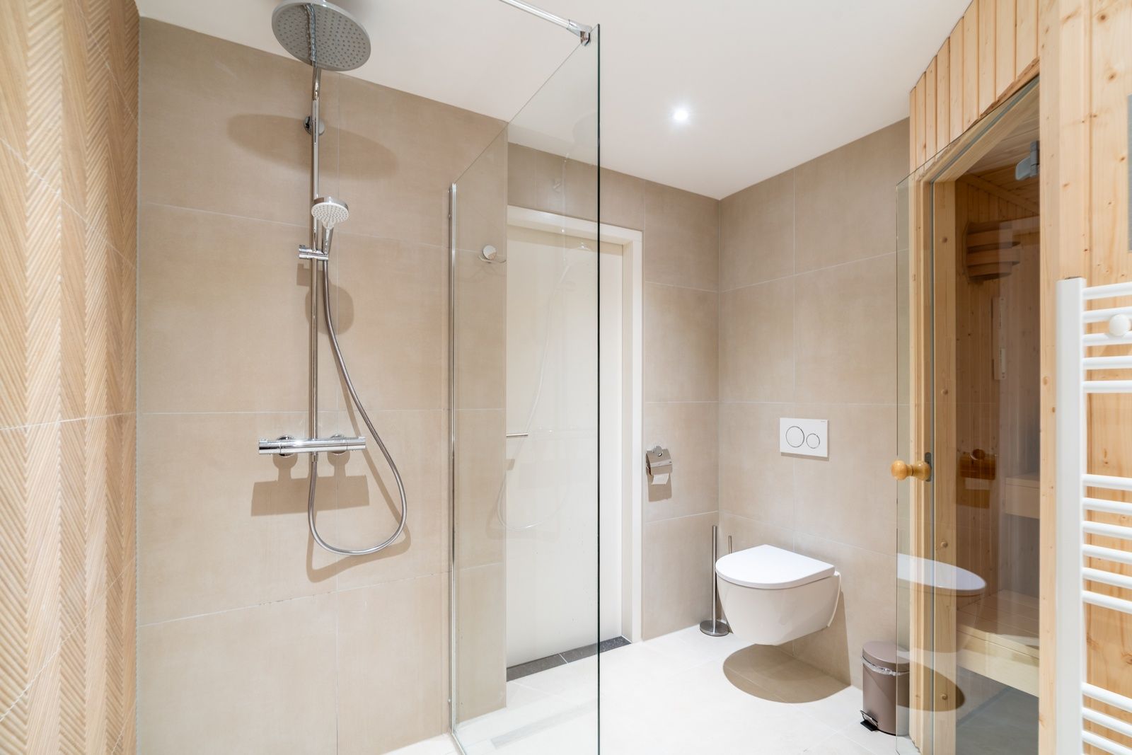 Luxurioeses Badezimmer mit Sauna im Appartement Juliana 028 Zeezicht, De Koog, Texel fuer ultimative Entspannung.