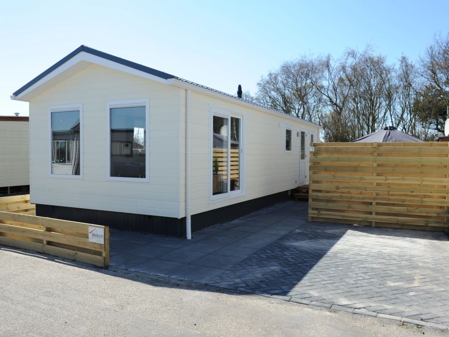 Chalet Bregkoog 7 in De Koog, Texel met zonnig terras en moderne uitstraling.