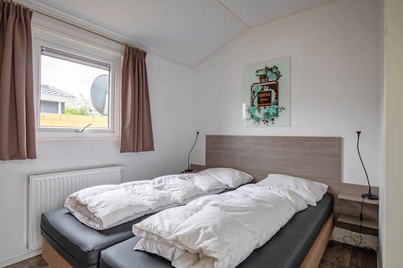 Hoofdslaapkamer in Chalet Bregkoog 7, Chaletpark Bregkoog, Texel met comfortabel tweepersoonsbed.