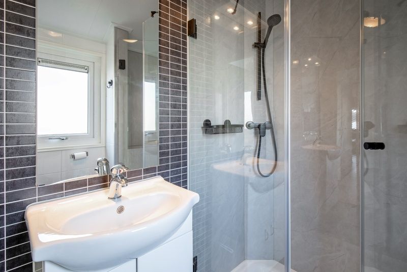 Moderne badkamer in Chalet Bregkoog 7, Chaletpark Bregkoog, Texel met luxe douche.