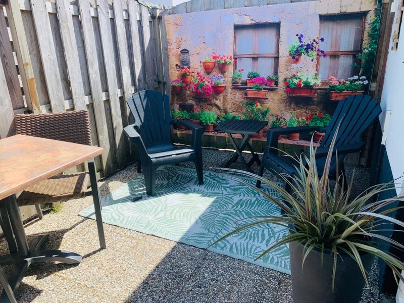 Knus terras bij Texel C vakantiehuis in De Koog, Texel, ideaal voor buitenontbijt.