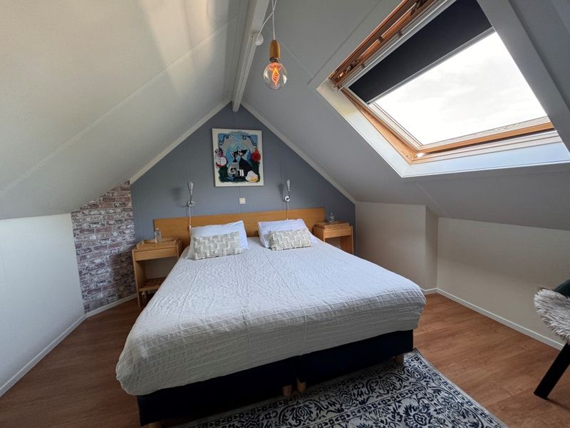 Lichte slaapkamer in Texel C vakantiehuis, De Koog, Texel, met comfortabel tweepersoonsbed.