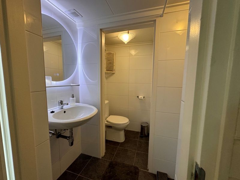 Moderne badkamer in Texel C vakantiehuis, De Koog, Texel, met douche en toilet.