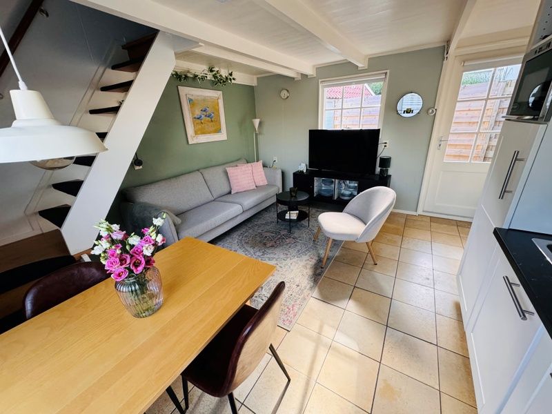 Ruime eet- en zithoek in Texel C vakantiehuis, De Koog, Texel, met veel natuurlijk licht.