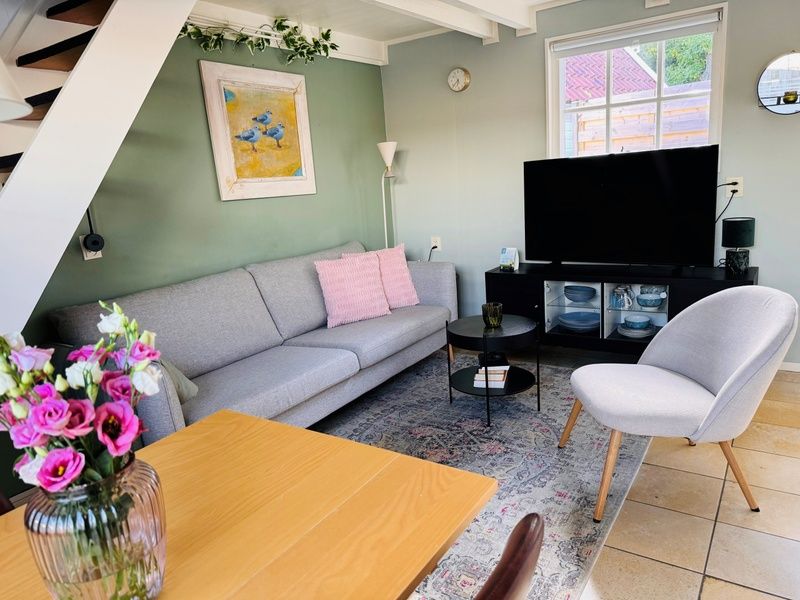 Stijlvolle woonkamer in Texel C vakantiehuis, De Koog, Texel, met comfortabele zitplaatsen.