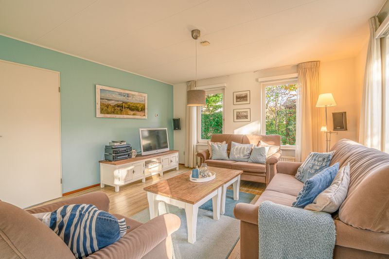 Binnenruimte van Vakantiehuis Kamperfoelie 65, De Koog, Texel met zithoek en moderne inrichting.