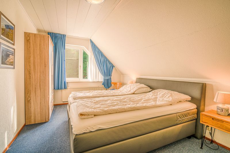 Tweede slaapkamer van Vakantiehuis Kamperfoelie 65, De Koog, Texel met ruime opbergmogelijkheden.