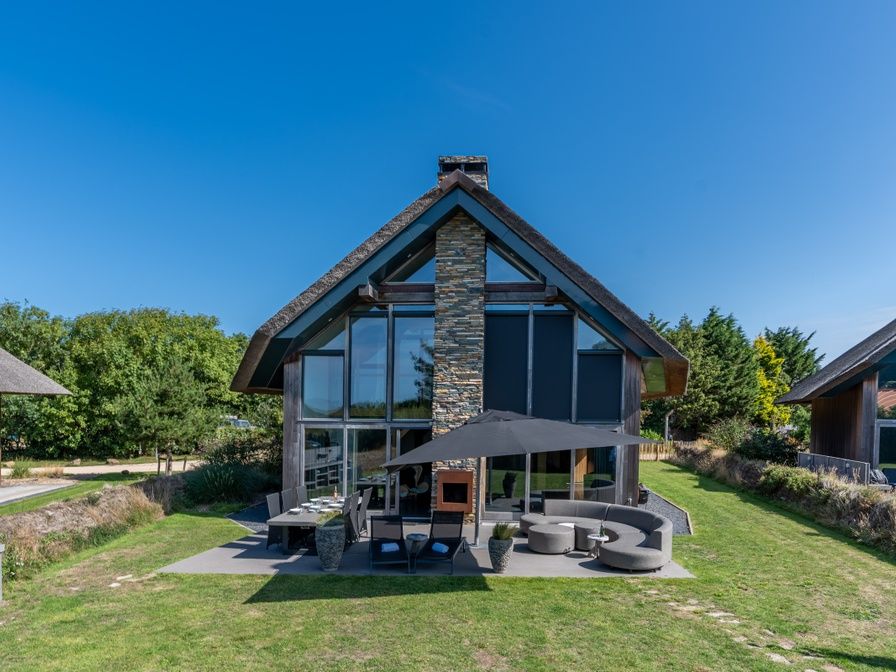 Villa 183 mit Whirlpool in De Koog Texel, Ferienhaus mit moderner Architektur und grossem Garten.