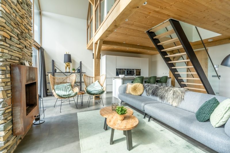 Stilvolle Inneneinrichtung der Villa 183 mit Whirlpool in De Koog Texel, mit offener Kueche und gemuetlicher Sitzecke.