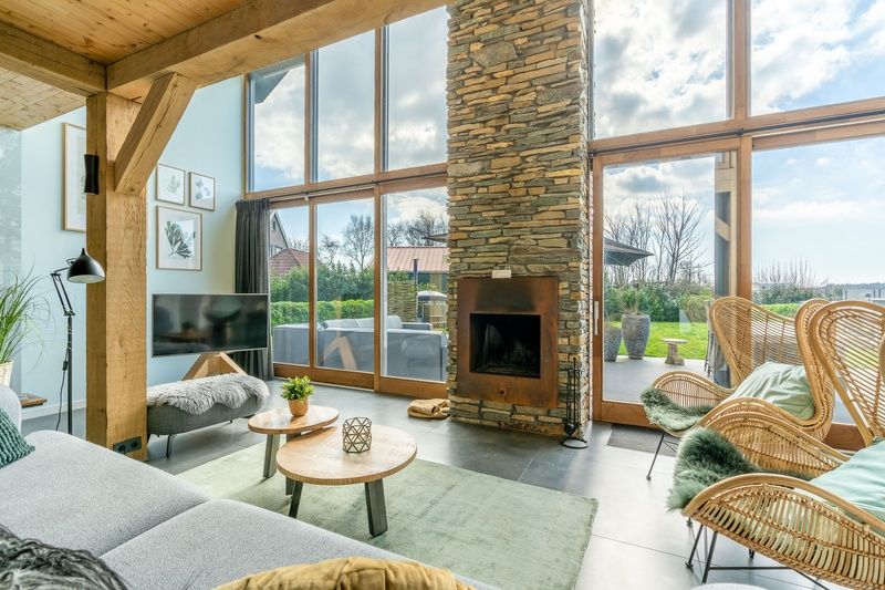 Heller und geraeumiger Wohnbereich der Villa 183 mit Whirlpool in De Koog Texel, mit Blick auf den Garten.