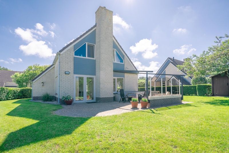 Sonnige Terrasse im Ferienhaus Honeysuckle 75 auf Texel, ideal zum Entspannen.