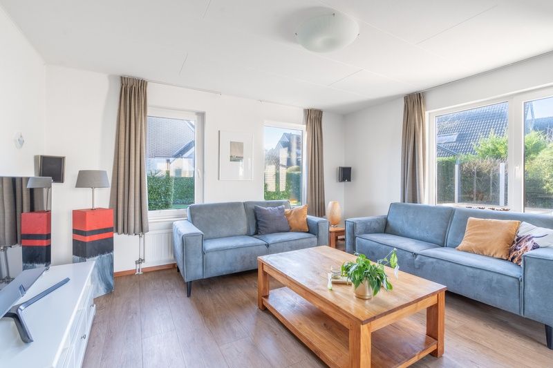 Gemuetliches Wohnzimmer im Ferienhaus Kamperfoelie 75, De Koog Texel mit bequemen Sofas.