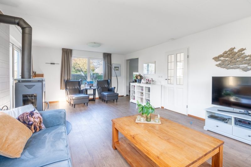 Geraeumiger Wohnraum im Ferienhaus Kamperfoelie 75, De Koog Texel mit Kaminofen.