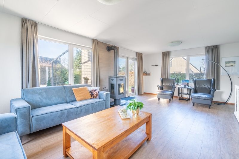 Helles Wohnzimmer mit Kaminofen im Ferienhaus Honeysuckle 75, Texel.