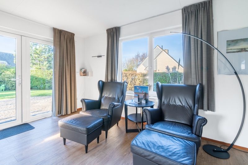 Gemuetliche Leseecke im Ferienhaus Kamperfoelie 75, Texel mit viel natuerlichem Licht.